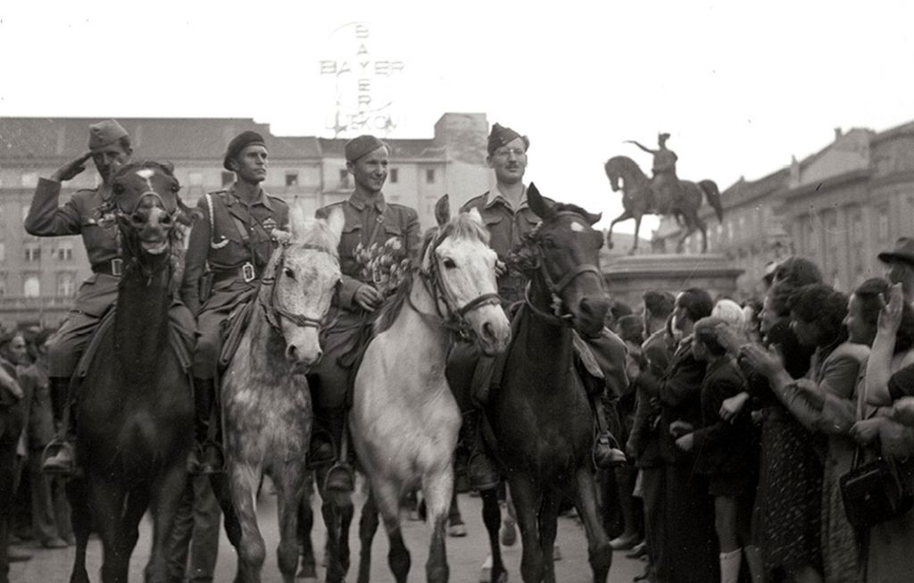 Zagreb, 9. svibnja 1945. godine. Svečana povorka partizanskih jedinica pred građanima povodom oslobođenja